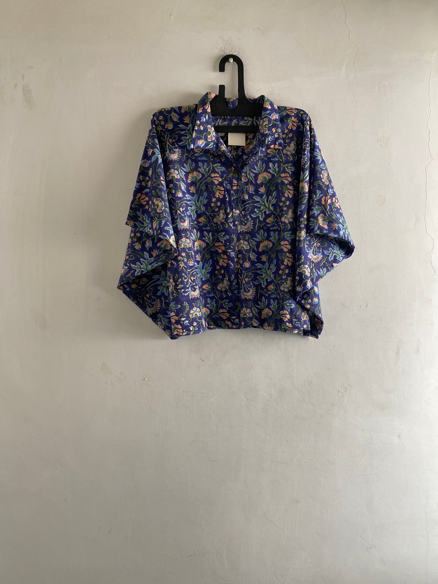 batwing top collared